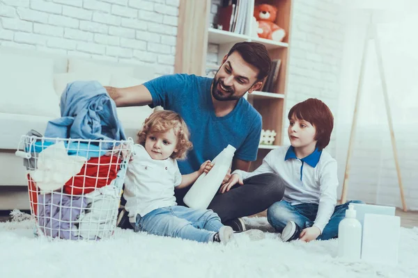 Fritid Man Leende Två Pojkar Att Tvätta Kläder Fader Baby — Stockfoto