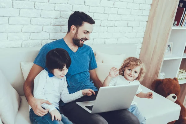 Visa Video Laptop Teknik Lyckliga Tillsammans Fritid Familj Barndomen Tablett — Stockfoto