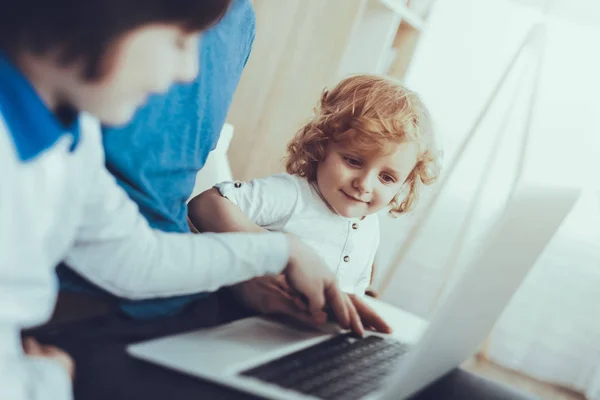 Laptop Tecnología Muestra Video Familia Infancia Felices Juntos Tiempo Libre — Foto de Stock