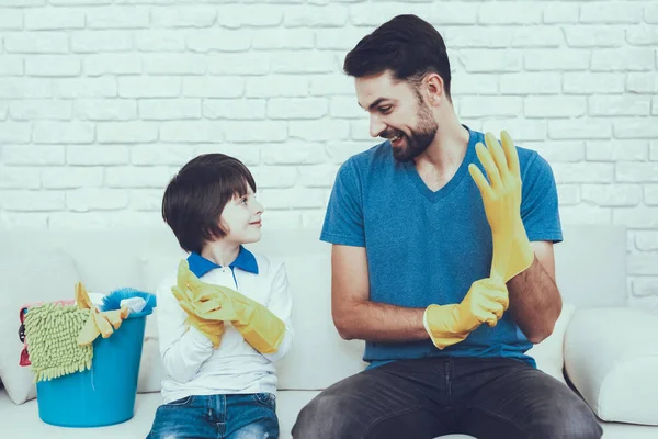 Sauberes Haus Zusammen Sauberkeit Familie Urlaub Zwei Jungen Vater Baby — Stockfoto