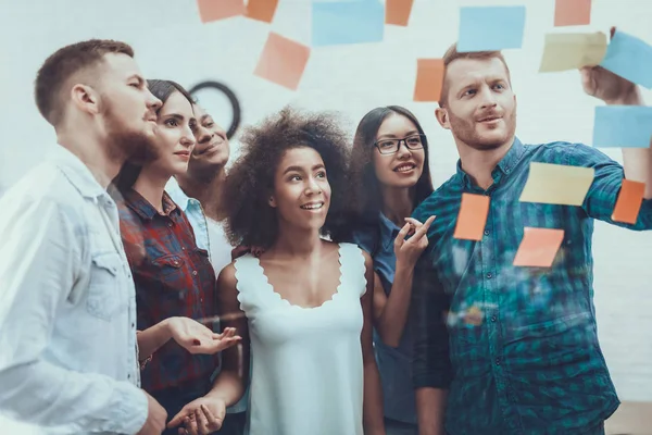 Gruppe Junger Arbeitnehmer Glas Mit Aufklebern Ideen Aufgeschrieben Brainstorming Projekt — Stockfoto