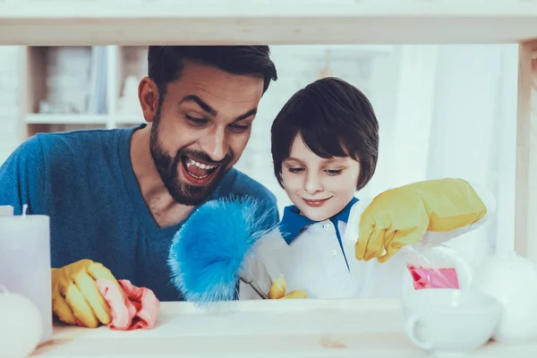 Verbringt Zeit Lächeln Sauberkeit Familie Spaß Haben Sauberes Haus Zusammen — Stockfoto