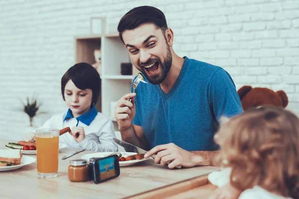 Hem Gång Barn Stol Äter Frukost Juice Far Två Pojkar — Stockfoto