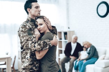 Bir adam askerlik için gider. Hoşça kal diyorum. Askere gidiyor. Aile ile veda. Kamuflaj üniforma. Karısı asılı. Gösterilen duygular. Barış muhafızı. Vatansever karar. Asker duygu.