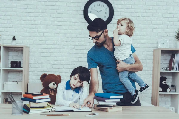 Miúdo Cansado Notebook Upbringing Dificuldades Tasks Dad Português Ajuda Fazer — Fotografia de Stock