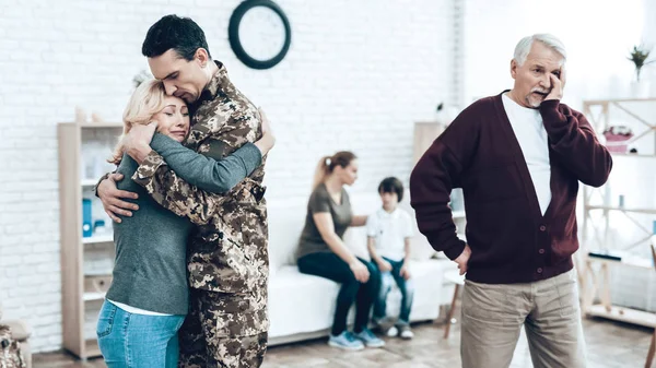 Man Goes Military Service Saying Goodbye Leaving Army Farewell Family — Stock Photo, Image