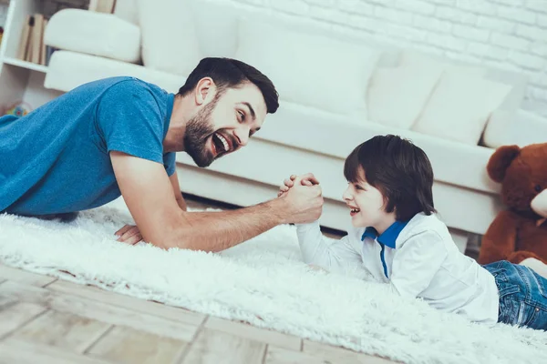 Rádi Společně Chlapec Bav Synu Hraje Hry Usmívající Dítě Otec — Stock fotografie