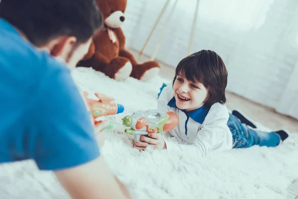 Sonríe Chico Diviértete Hijo Juega Juegos Tiempo Libre Felices Juntos — Foto de Stock