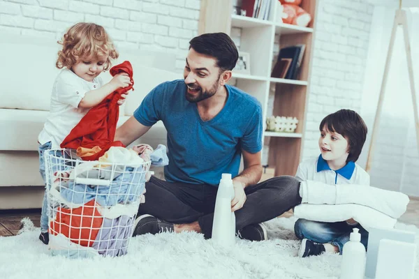 Baby Med Ljusa Hår Att Tvätta Kläder Fader Ler Barn — Stockfoto