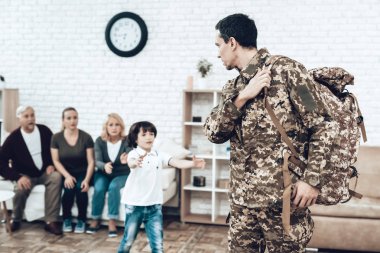 Bir adam askerlik için gider. Hoşça kal diyorum. Askere gidiyor. Aile ile veda. Kamuflaj üniforma. Asılı evlat. Gösterilen duygular. Barış muhafızı. Vatansever karar. Asker duygu.