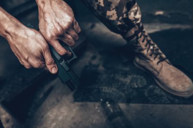 Kamuflaj asker bir intihar etmeye çalışır. Başından vurulmuş. Askeri eylemler. Savaş Hideaway kavramı. İşgal sorunu. Depresif asker. Hayal kırıklığına kahraman. Travma sonrası sendromu.