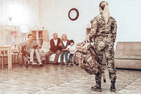 Hombre Regresa Del Servicio Militar Reunión Familiar Saliendo Guerra Abrazo — Foto de Stock