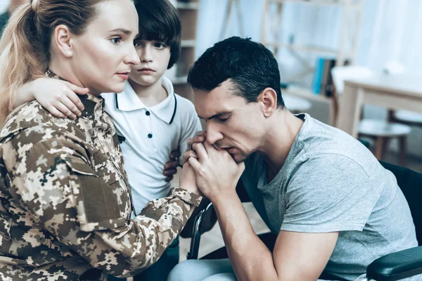 Kobieta Kamuflażu Udaje Się Służby Wojskowej Pozostawiając Armii Pożegnanie Rodziną — Zdjęcie stockowe