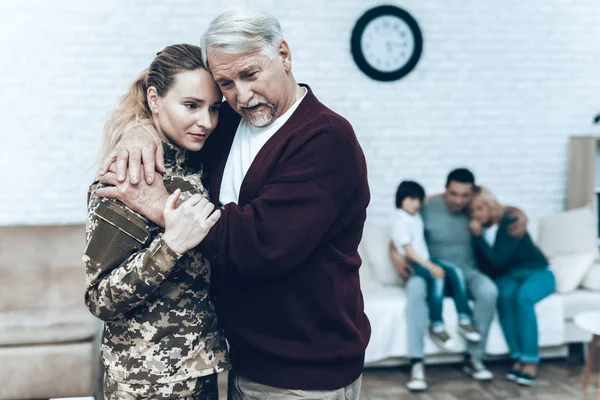 Eine Frau Tarnkleidung Geht Zum Militärdienst Abgang Zur Armee Abschied — Stockfoto