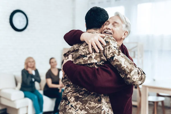 Kehrt Ein Mann Vom Militärdienst Zurück Familientreffen Abschied Vom Krieg — Stockfoto