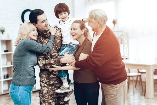 Człowiek Zwraca Się Służby Wojskowej Rodzinnego Spotkania Wychodzenia Wojny Ogarnij — Zdjęcie stockowe