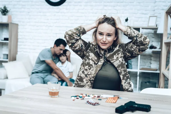 Женщина Камуфляже Принимает Таблетки Наркотики Депрессия После Войны Печальное Возвращение — стоковое фото