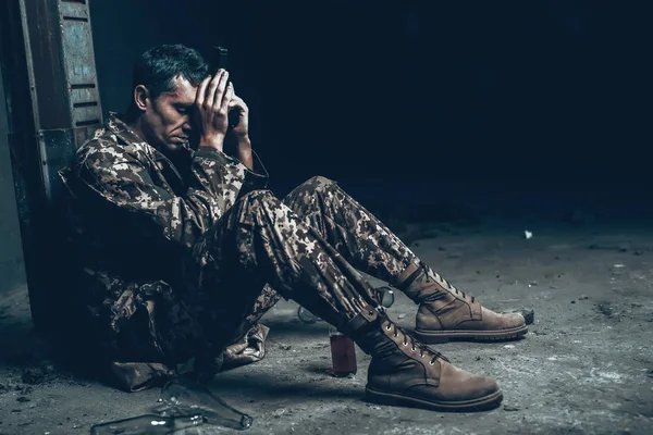 Mann Sitzt Mit Schrotflinte Unterstand Tarnuniform Militäraktionen Kriegsversteck Konzept Flasche — Stockfoto