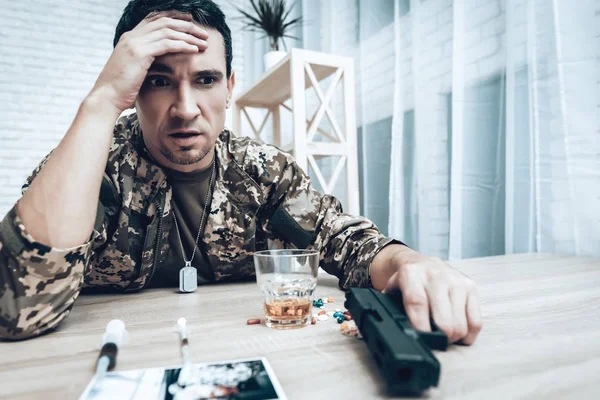 Egy Férfi Otthon Álcázás Vadászpuska Depresszió Után Háború Fogalmát Szomorú — Stock Fotó