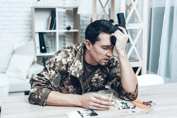 Homme Camouflé Maison Avec Fusil Chasse Dépression Après Guerre Concept — Photo