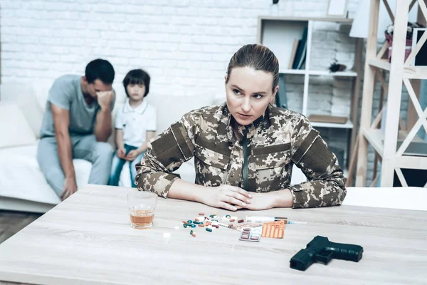 Frau Tarnkleidung Nimmt Pillen Betäubungstabletten Depression Nach Dem Krieg Traurige — Stockfoto