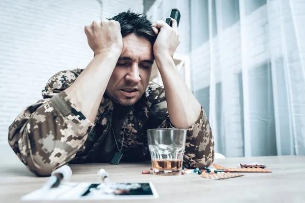 Uomo Camuffato Casa Con Fucile Concetto Depressione Dopo Guerra Triste — Foto Stock