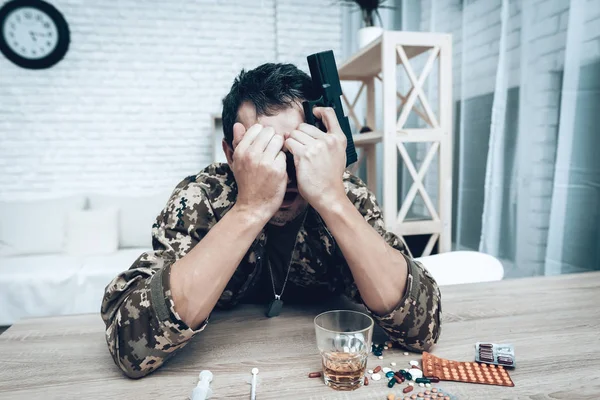 Hombre Camuflaje Casa Con Escopeta Depresión Después Del Concepto Guerra —  Fotos de Stock