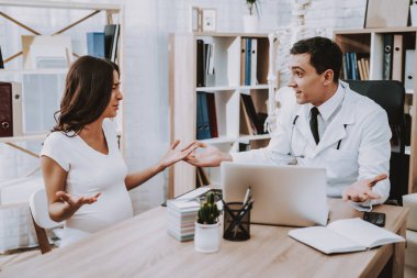 Tıbbi yardım. Kadın. Dizüstü bilgisayar. Danışma. Kadın hastalıkları. Hastane. Ultrason incelemesi. Doktor. Kliniği. Jinekolog. Beyaz önlük. İyi eğlenceler. Hamile kızı. Doğum sırasında. Annelik. Göbek. Fan.