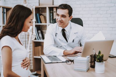 Tıbbi yardım. Doktor. Hastane. Dizüstü bilgisayar. Danışma. Gynecology.Ultrasound sınav. Kliniği. Jinekolog. Kadın. Beyaz önlük. İyi eğlenceler. Hamile kızı. Doğum sırasında. Annelik. Göbek. Fan.