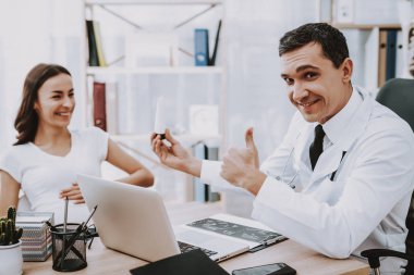 Beyaz önlük. Doktor. Danışma. Hastane. Gülümseyerek. Hamile kadın. Doktorun ofisinde. Kliniği. Jinekolog. Kliniği. Annelik. Dizüstü bilgisayar. Ultrason. Tıbbi yardım. İyi eğlenceler. Doğum sırasında. Göbek. Fan.