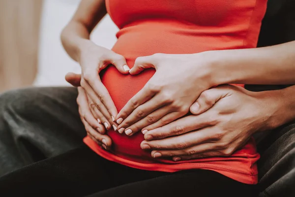 Relaxamento Fixe Abraços Barriga Felizes Juntos Sofá Felicidade Marido Mulher — Fotografia de Stock