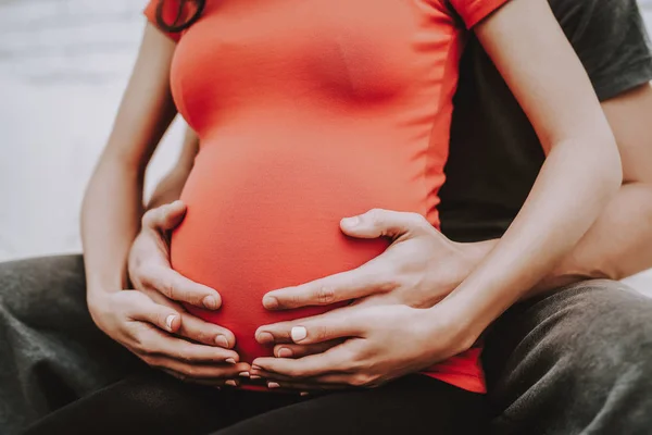 Abraços Barriga Felizes Juntos Relaxamento Fixe Sofá Felicidade Marido Mulher — Fotografia de Stock