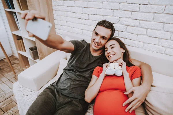 Selfie Manžel Těhotnou Ženu Relaxace Sedněte Společně Gauči Milují Jeden — Stock fotografie