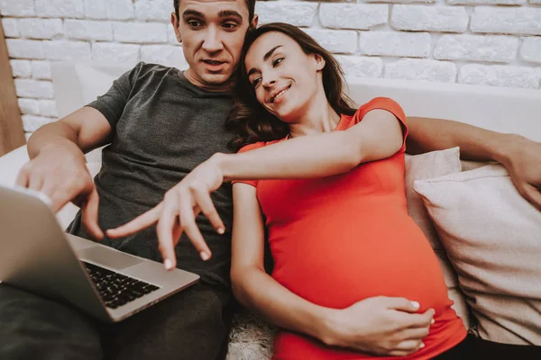 Felizes Juntos Maternidade Relaxamento Fixe Sofá Marido Mulher Grávida Laptop — Fotografia de Stock