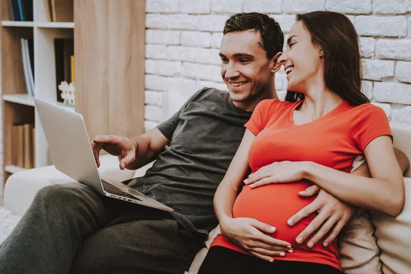 Esposo Esposa Embarazada Laptop Genial Sofá Siéntate Juntos Sofá Amaos — Foto de Stock