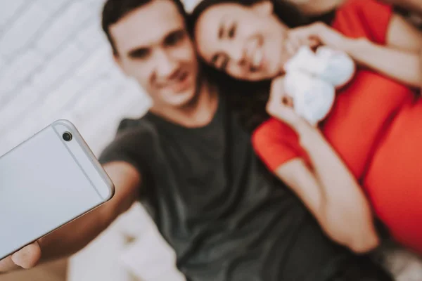 Selfie Aile Içi Yaşam Karı Koca Hamile Otur Birlikte Kanepede — Stok fotoğraf