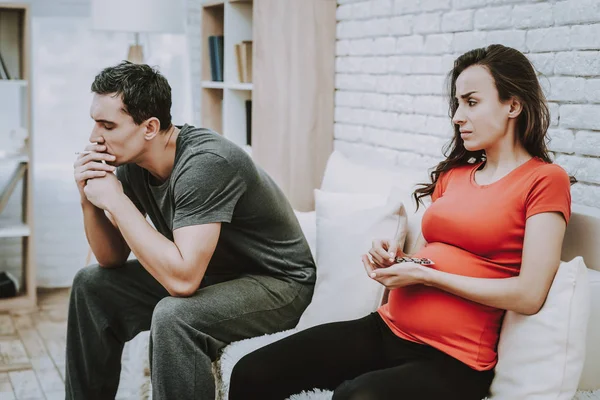 Man Roken Sigaret Depressief Man Moederschap Ziekte Zwanger Meisje Pijn — Stockfoto
