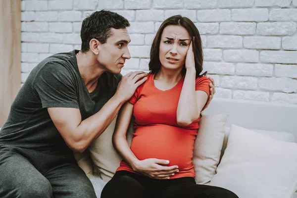 Medische Urgentie Man Zwanger Meisje Pijn Hoofd Doet Pijn Huis — Stockfoto