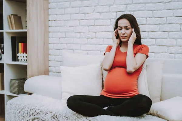 Una Chica Embarazada Dolor Duele Cabeza Casa Embarazada Malos Hábitos — Foto de Stock