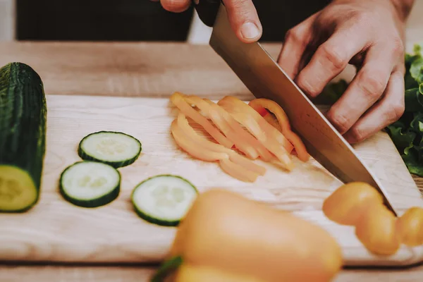 人切蔬菜 准备沙拉 切割板 健康食品 — 图库照片