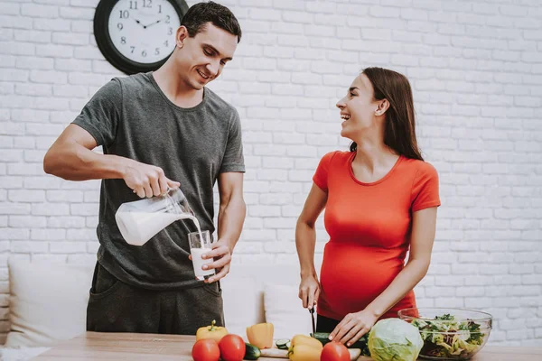 Elkaar Liefhebben Man Zwangere Vrouw Bereiden Van Voedsel Keuken Appartement — Stockfoto