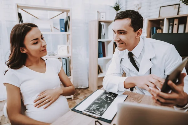 Pregnant Girl Laptop Consultation Gynecology Hospital Ultrasound Examination Doctor Clinic — Stock Photo, Image