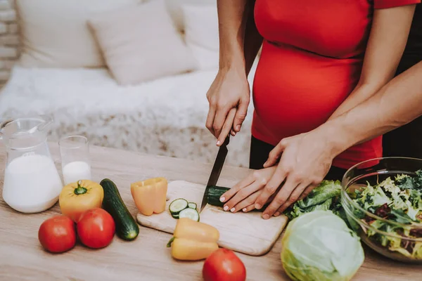 Cocina Felices Juntos Esposo Esposa Embarazada Preparando Comida Apartamento Naturales —  Fotos de Stock