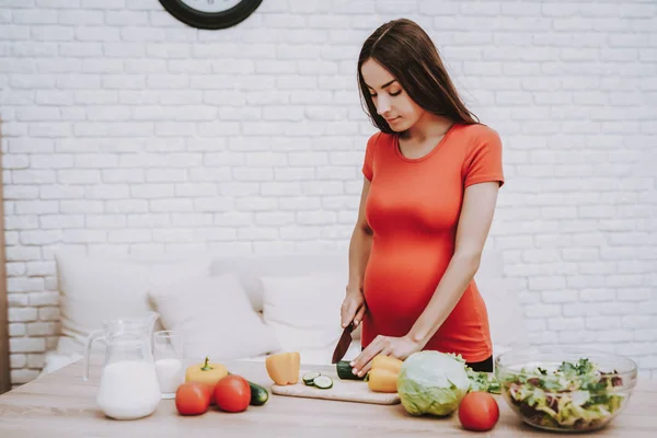 Esposo Esposa Embarazada Preparando Comida Cocina Apartamento Naturales Verduras Amaos — Foto de Stock