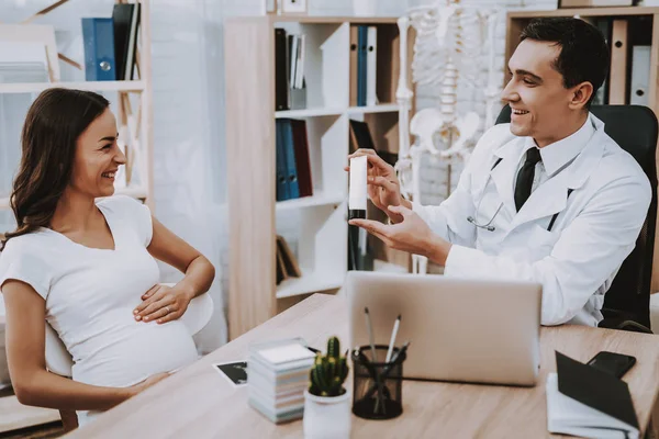 Arztpraxis Beratung Krankenhaus Mutterschaft Schwangere Lächelnd Klinik Frauenärztin Weißkittel Arzt — Stockfoto