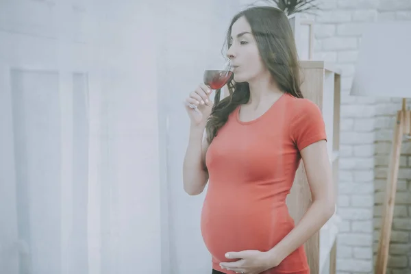 Alkohol Trinkt Schwangere Schlechte Gewohnheiten Misshandlung Mutterschaft Sitzen Couch Hause — Stockfoto