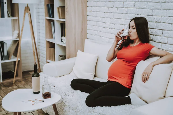 Alkohol Trinkt Schlechte Gewohnheiten Misshandlung Mutterschaft Schwangere Sitzen Couch Hause — Stockfoto
