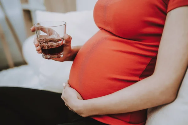 Schwangere Schlechte Gewohnheiten Alkohol Trinkt Misshandlung Mutterschaft Sitzen Couch Hause — Stockfoto