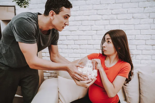 Malvavisco Man Argue Esposa Embarazada Maternidad Grub Come Siéntate Sofá —  Fotos de Stock