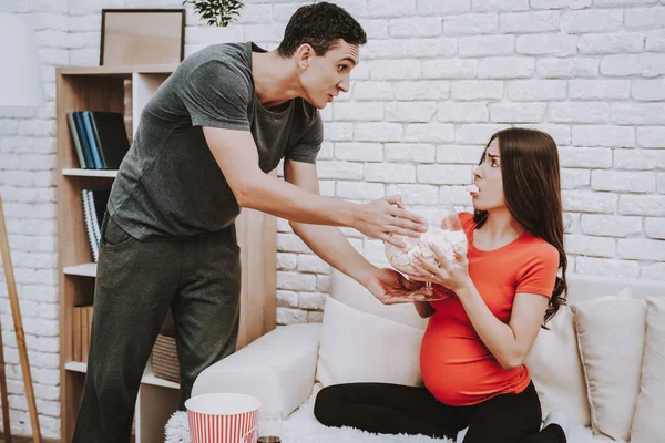 Terhes Feleség Ember Azt Állítják Marshmallow Anyaság Grub Enni Sit — Stock Fotó